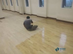 實(shí)木運(yùn)動地板如何保潔